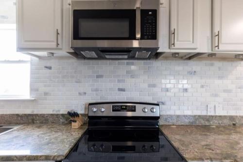 Η κουζίνα ή μικρή κουζίνα στο Lakefront Home w Lake Views, Pond Access
