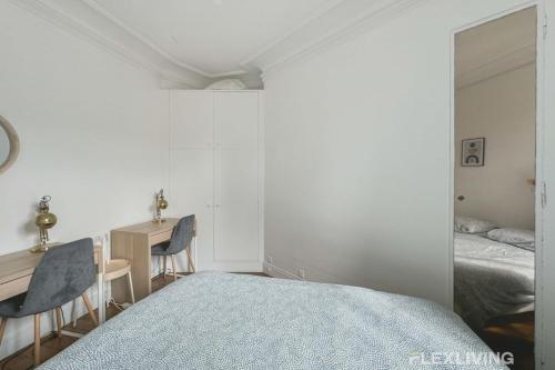 une chambre avec un lit, un bureau et une table dans l'établissement Flexliving - whole flat - Lemoine, à Paris