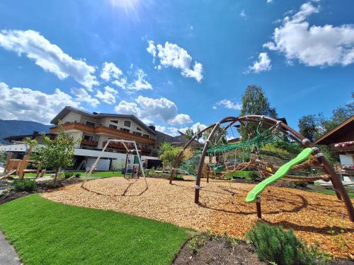 Zona de juegos infantil en Familienhotel Felsenhof