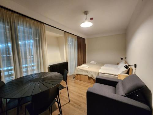 Postel nebo postele na pokoji v ubytování Walk to Ski Lift-1BR-Studio-Balcony-Parking