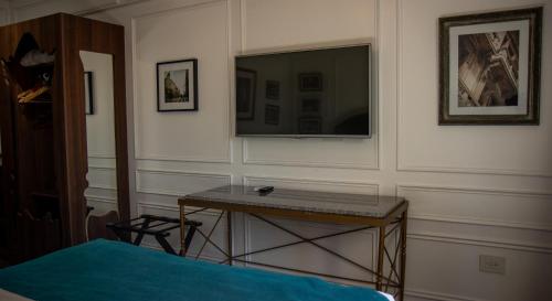 Una televisión o centro de entretenimiento en Hotel Clasico
