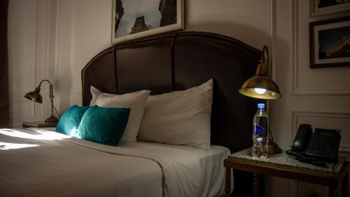 Una cama o camas en una habitación de Hotel Clasico