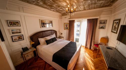 Una cama o camas en una habitación de Hotel Clasico
