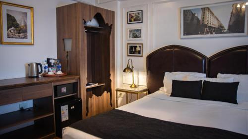 Una cama o camas en una habitación de Hotel Clasico