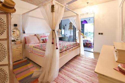 ein Schlafzimmer mit einem Himmelbett in der Unterkunft Tipsy Gipsy Horizon - More Wild than ever in Dambani