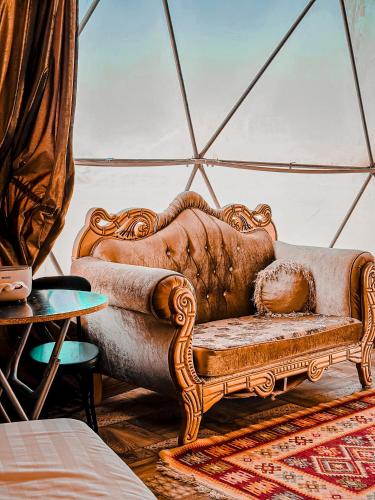Ruang duduk di wadi rum golden camp