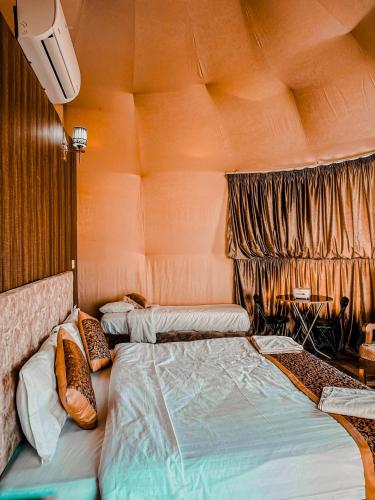 Katil atau katil-katil dalam bilik di wadi rum golden camp