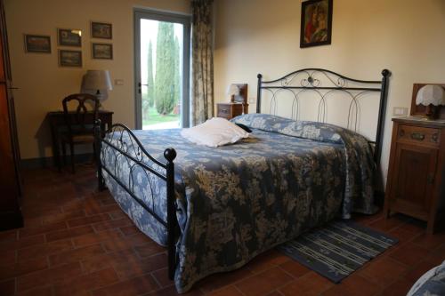 Ліжко або ліжка в номері Agriturismo La Scarpaia