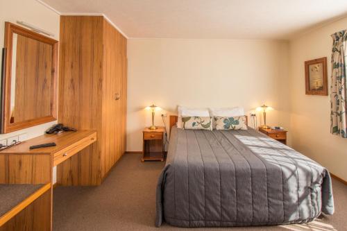 Balmoral Lodge Motel tesisinde bir odada yatak veya yataklar