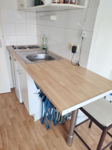 une cuisine avec un comptoir en bois et un évier dans l'établissement logement calme proche de paris, à Créteil