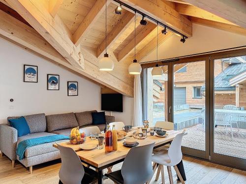 un salon avec une table et un canapé dans l'établissement Les 3 Mousquetons-appartement-6-8 Pers-Proche centre, aux Gets