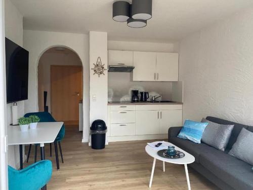a living room with a couch and a table at Ferienwohnung Tee Tied in Dornumersiel