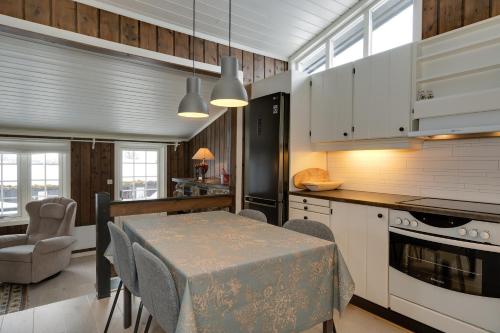 Una cocina con una mesa y un comedor. en Bitigrenda F, en Beitostølen