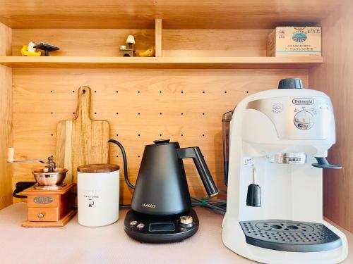 a kitchen counter with a coffee maker and a coffeemaker at Alo BnB 14 - Cats and Coffee - Near Shibuya ! Self check-in in Tokyo