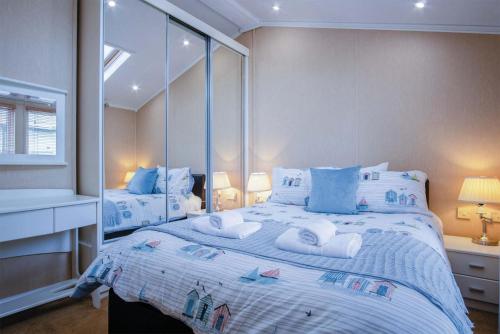 Postel nebo postele na pokoji v ubytování 3 Manor Lodge - 2 Bedroom Lodge - Pendine