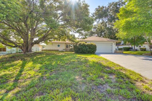 Zahrada ubytování 5 Mi to Weeki Wachee Spring Hill Home with Lanai