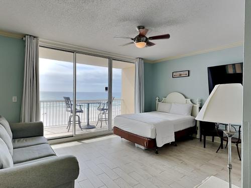 Un dormitorio con una cama y un balcón con vista al mar. en Majestic Beach Towers I #312, en Panama City Beach