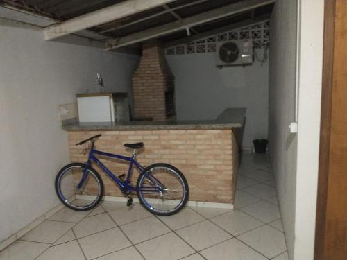 锡诺普Quarto individual com 2 camas box de solteiro hostel 940的一辆蓝色的自行车停在一个房间里