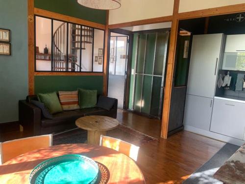 un salon avec un canapé et une table dans l'établissement Cosy appart, à Saint Etienne