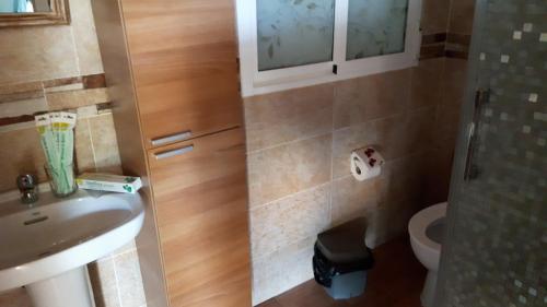 un baño con lavabo e inodoro en Casita La Parchite, en La Cimada