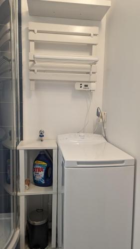 une cuisine avec un réfrigérateur blanc et un évier dans l'établissement appartement proche mer, à La Seyne-sur-Mer