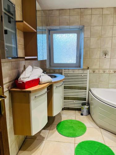 une salle de bain avec une baignoire et un lavabo et une baignoire dans l'établissement La casa di Alba-Salomé, à Métairies-Saint-Quirin