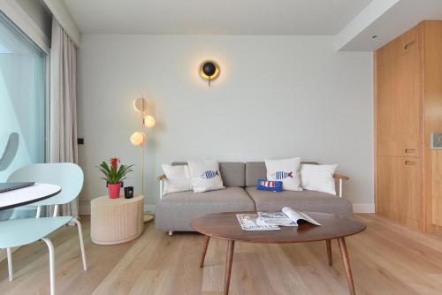 Ruang duduk di Neptuno Suite Playa by VillaGranCanaria