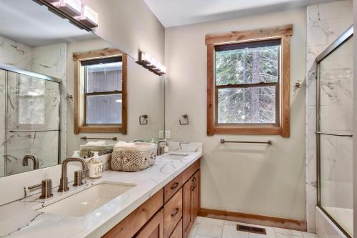 Un baño con dos lavabos y una ducha. en Lx22 Lake Tahoe north shore 4 bed cabin hot tub, en Tahoe Vista
