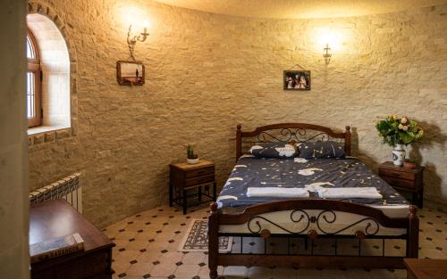 a bedroom with a bed in a room at Castel Unghern in Ivancea