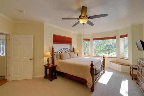 Ένα ή περισσότερα κρεβάτια σε δωμάτιο στο Clark Fork Riverfront Home with Dock!
