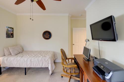 Televisyen dan/atau pusat hiburan di Clark Fork Riverfront Home with Dock!