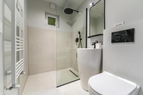 Et badeværelse på Central Epic Apartment-self check in