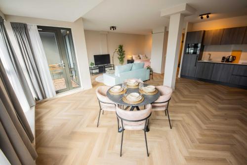 a living room with a table and chairs and a kitchen at Kerkstraat in Hilversum
