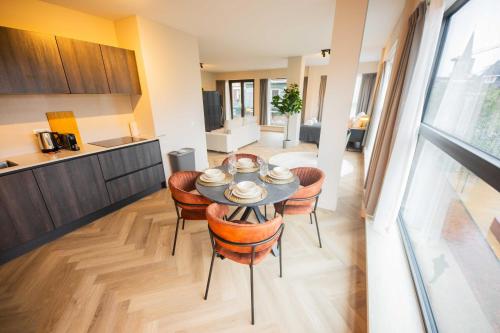 a kitchen and dining room with a table and chairs at Kerkstraat in Hilversum