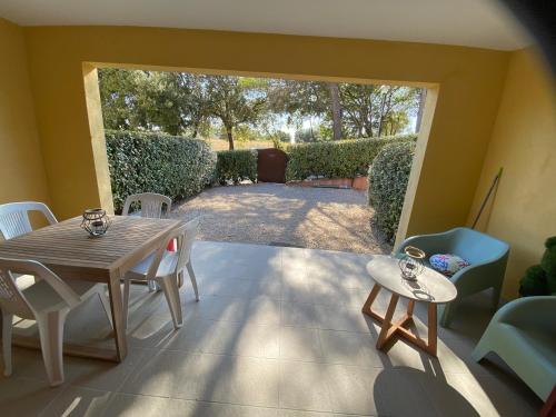d'une cour et d'une terrasse avec une table et des chaises. dans l'établissement Eden en Luberon, à Roussillon