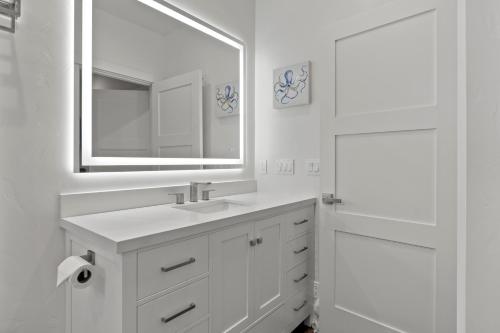 Un baño de Miramar Oasis - Ocean View, Steps2Beach, Roof Deck