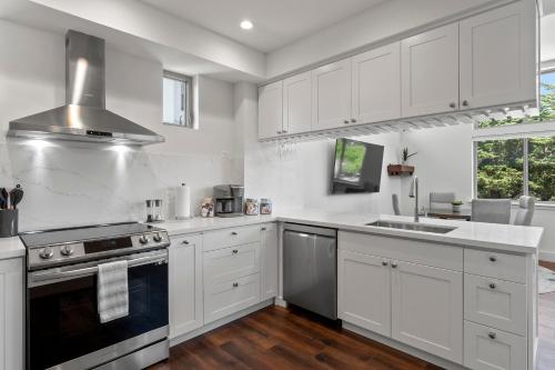 Una cocina o cocineta en Miramar Oasis - Ocean View, Steps2Beach, Roof Deck