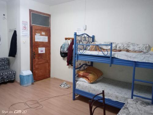 HZD Apartments Hostelにあるベッド