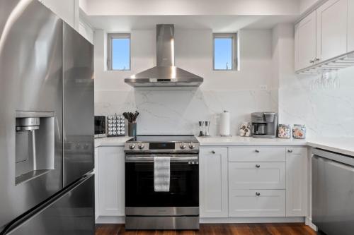 Una cocina o cocineta en Miramar Oasis - Ocean View, Steps2Beach, Roof Deck