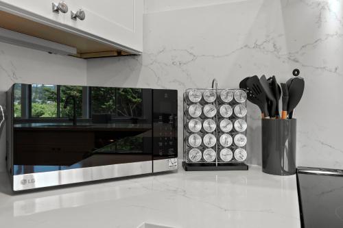 Una cocina o cocineta en Miramar Oasis - Ocean View, Steps2Beach, Roof Deck