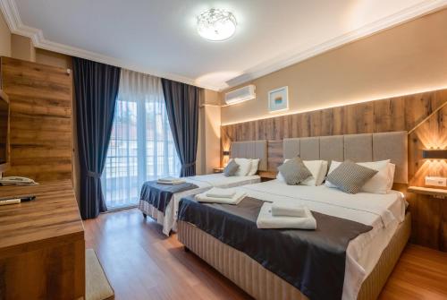 Postel nebo postele na pokoji v ubytování Platanus Hotel Altınoluk