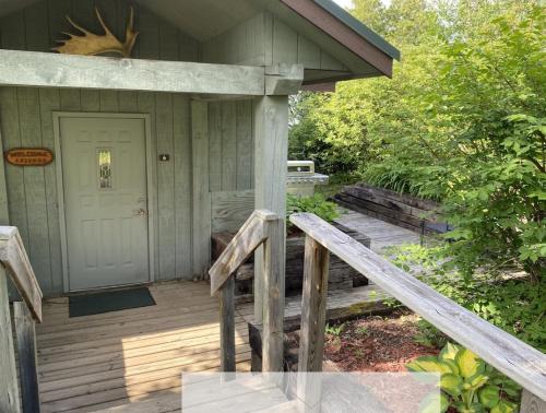 Taman di luar Gunflint Lodge