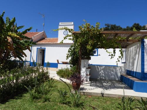 a villa with a garden and a gate at Monte da Vinha Nova in Santiago do Cacém