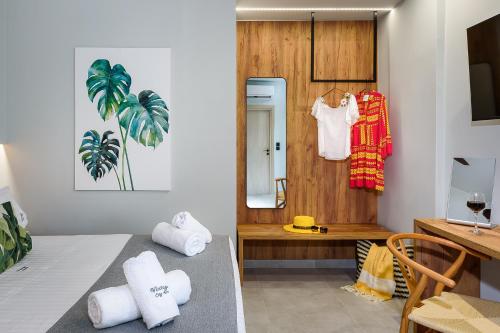 Pokój z łóżkiem i drewnianymi drzwiami z ręcznikami w obiekcie Vintage City Apartments w Chanii