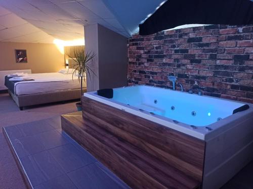 Postel nebo postele na pokoji v ubytování Platanus Hotel Altınoluk