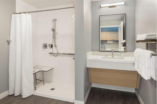 Phòng tắm tại TownePlace Suites By Marriott Rochester Mayo Clinic Area