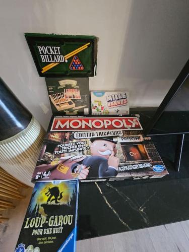 une pile de bandes dessinées posée sur une table dans l'établissement Maison avec jardin proche gare, à Belleville-en-Beaujolais