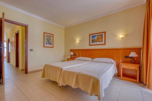 A bed or beds in a room at Apartamentos Callaomar