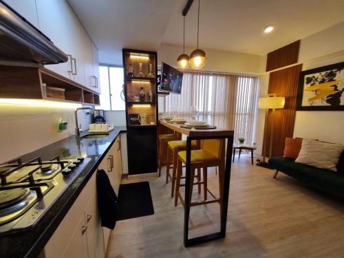 a kitchen with a counter and a table in a room at Lindo Apart en Barranco cerca a Miraflores con BICICLETAS GRATIS in Lima