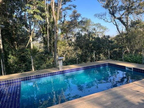 une piscine au milieu d'une forêt dans l'établissement Happy Hour no Condo- Minions, à Riacho Grande